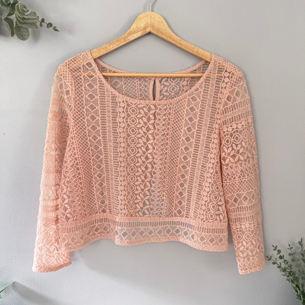 Blush Pink Geometric Lace Cropped Top 3/4 Sleeve Button Back Sheer Size 8 Wmns